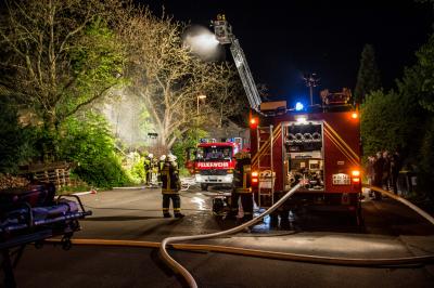 Kirchberg an der Murr: Holz vor Messie Haus in Brand, greift auf Scheune ueber